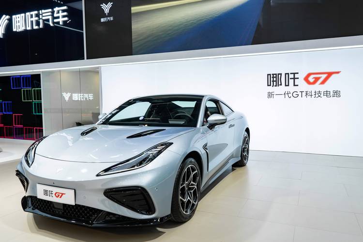 重庆174哪吒汽车在智能汽车领域的表现，领途汽车在新能源汽车市场中的影响力